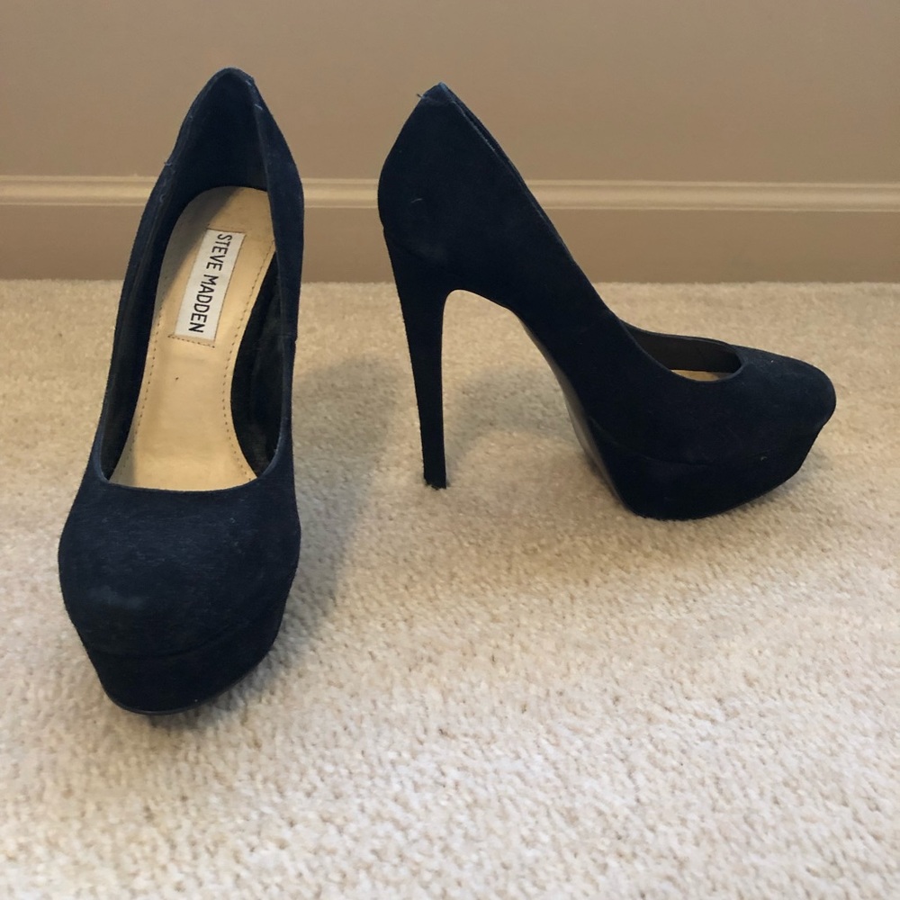 Black Steve Madden suede pumps